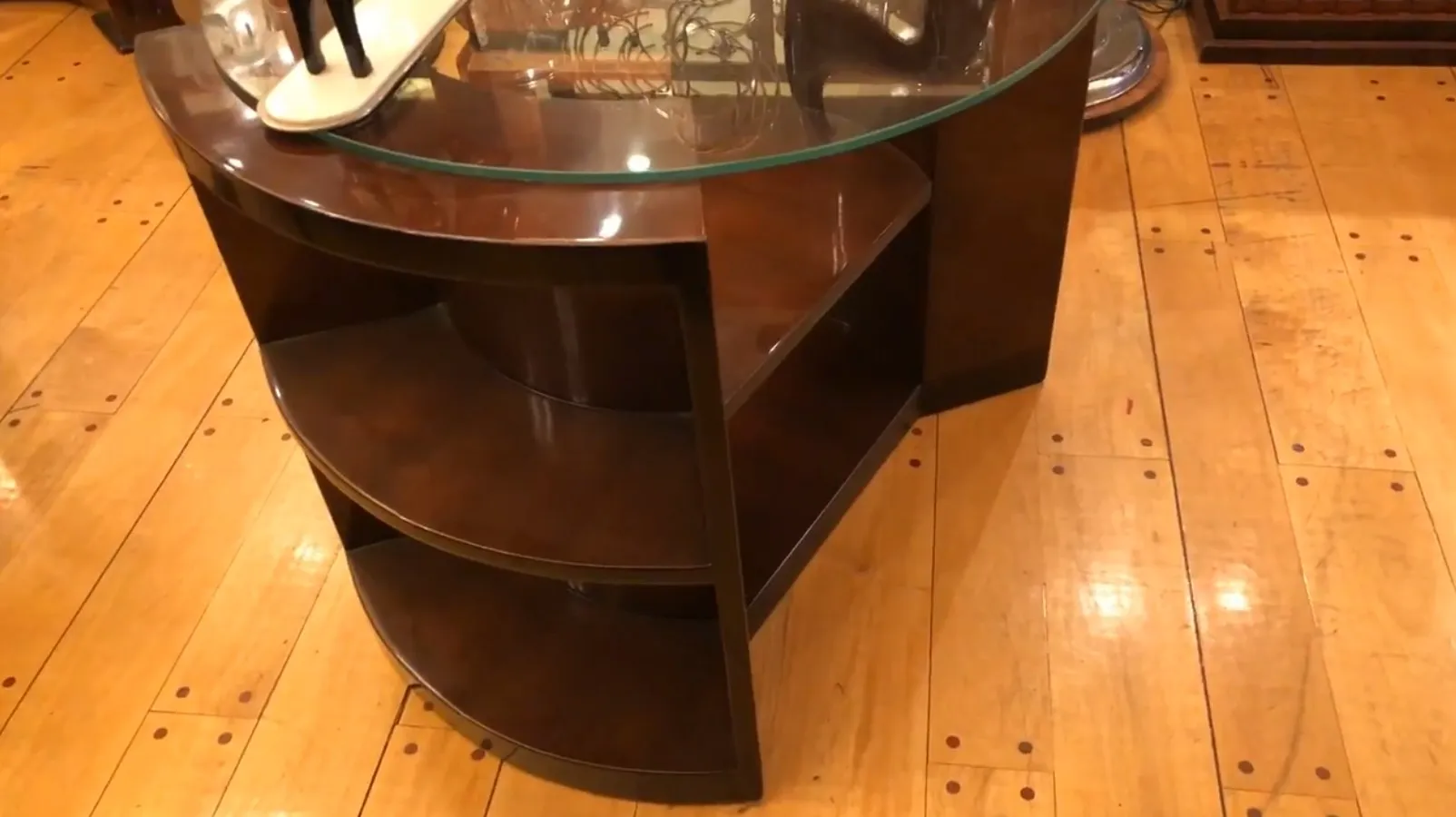 mesa antiga art deco com vários níveis e design elegante