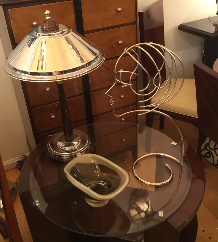 Tavolo antico con lampada argentata e decorazione moderna