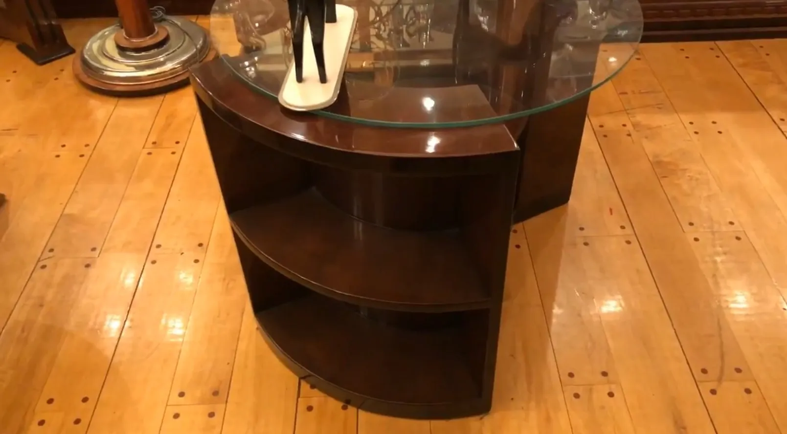 Mesa antiga Art Deco com prateleiras arredondadas em um ambiente elegante.