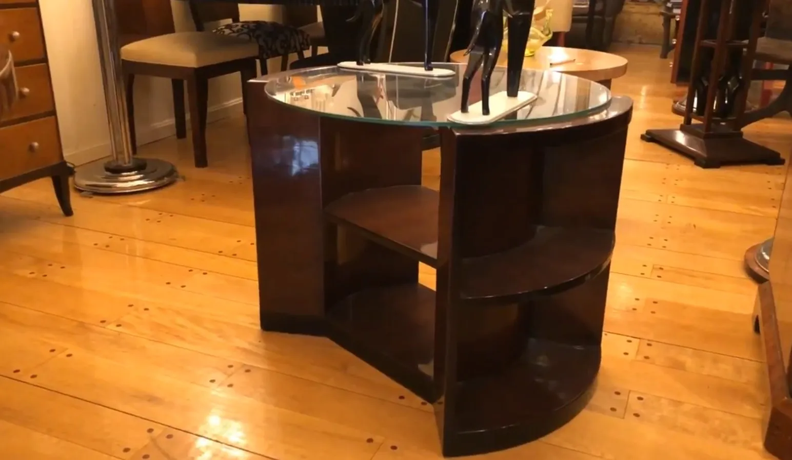 table antique art déco aux formes courbes et une ambiance chaleureuse