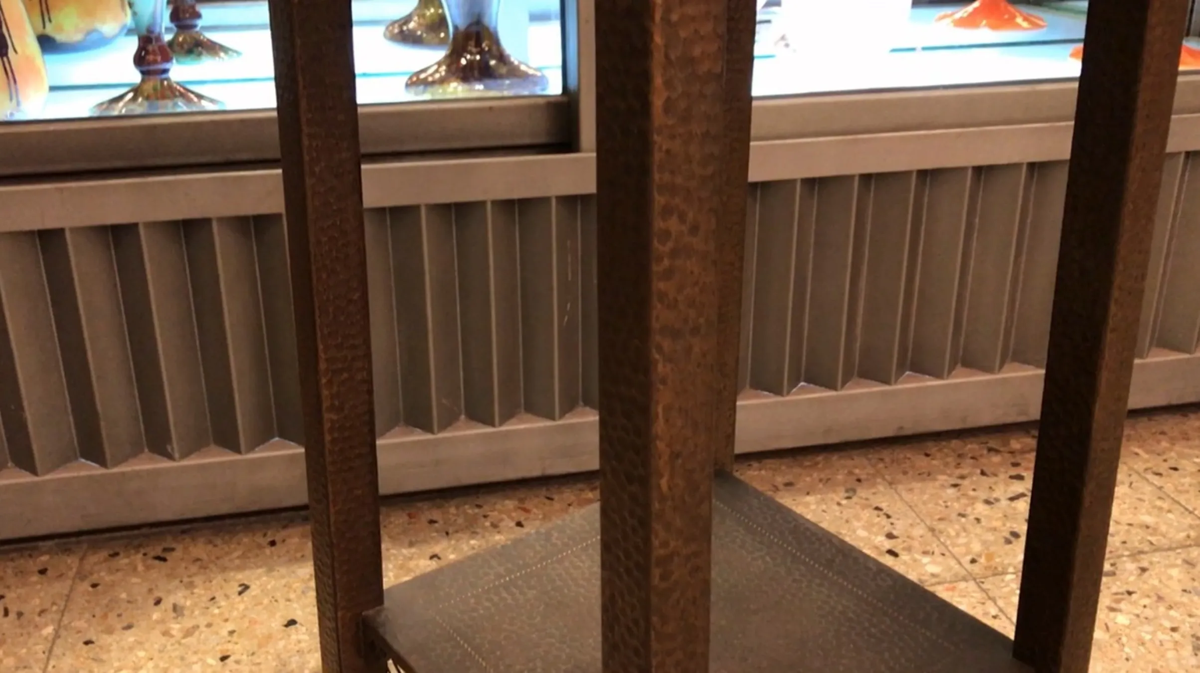 Petite table ancienne avec détails décoratifs et ambiance classique.