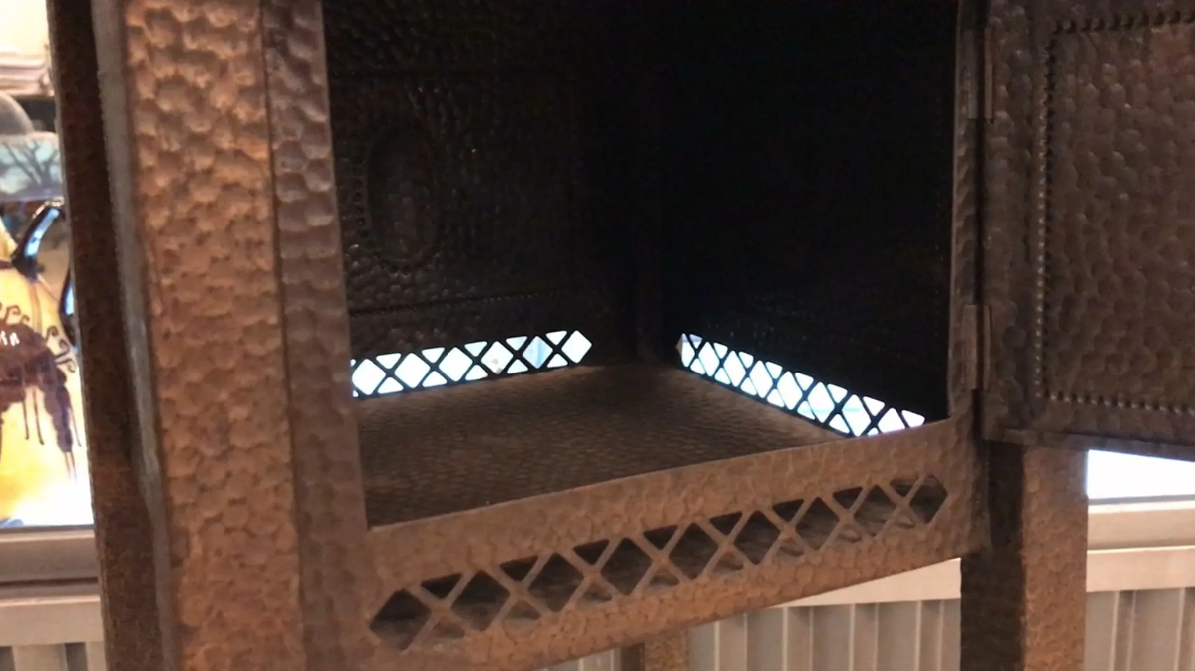 Mesita de antigüedad con diseño decorativo y espacio interior.