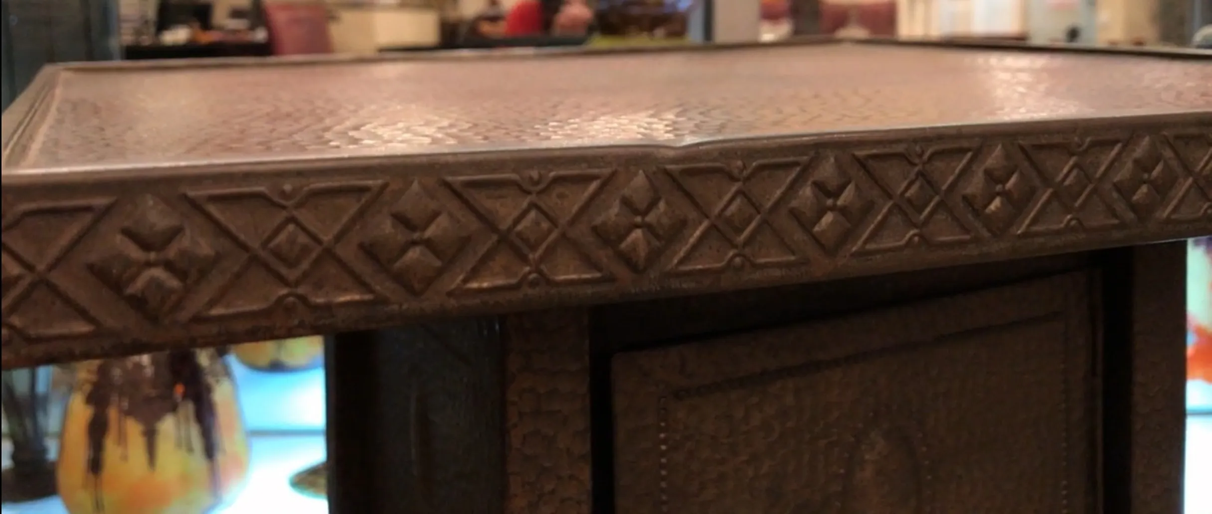 Mesinha antiga com detalhes decorativos no topo