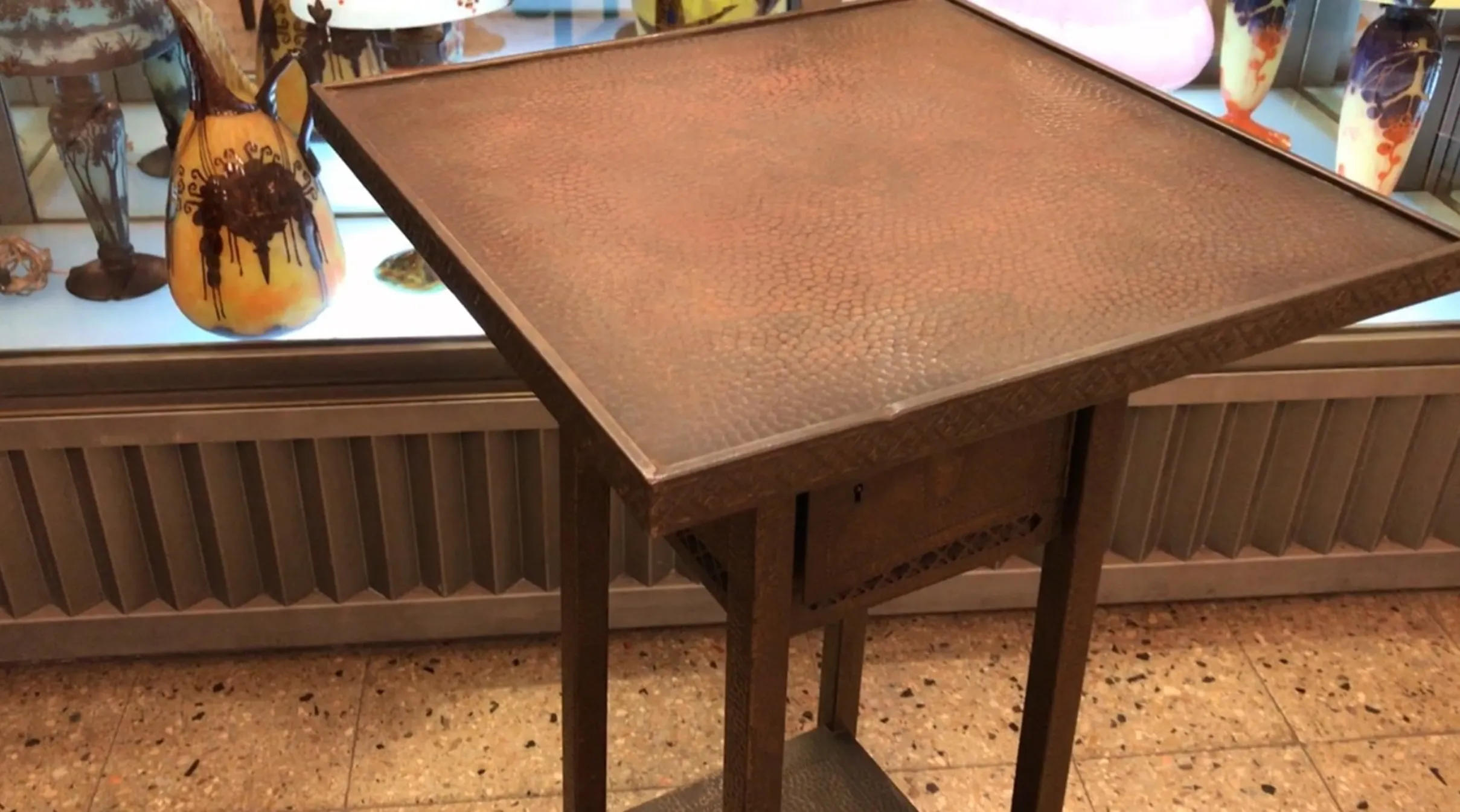 デザインが施された古い小さなテーブルとカラフルな環境