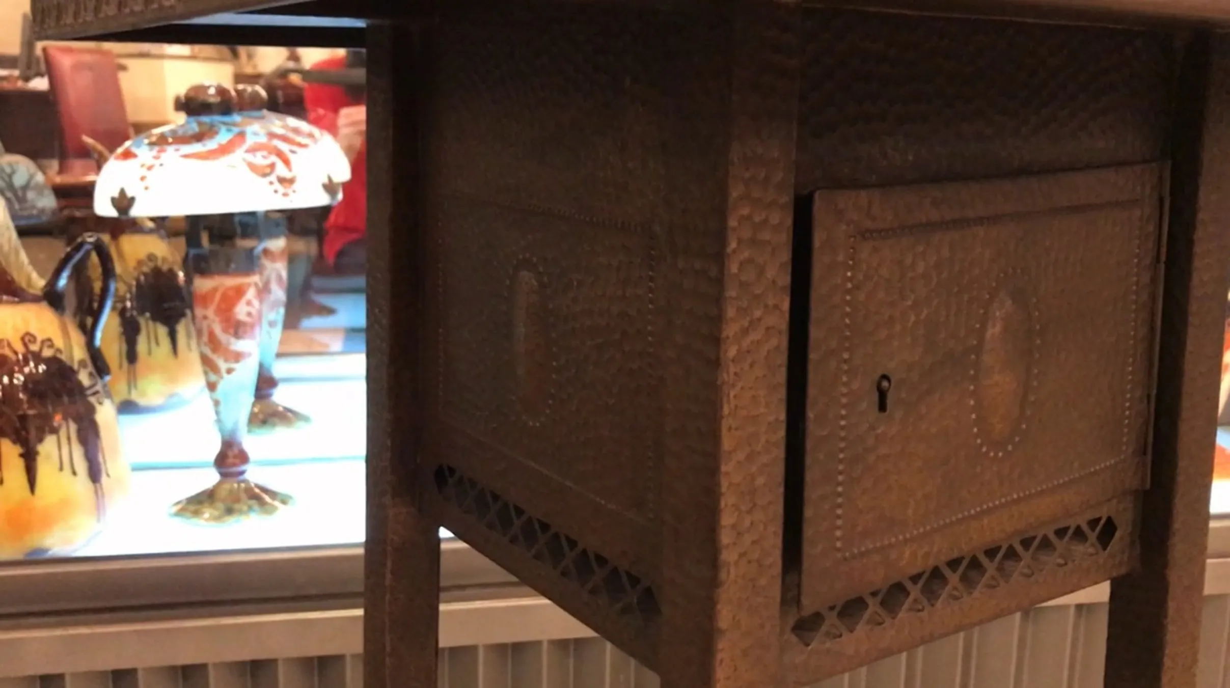 장식적인 세부 사항과 잠금 장치가 있는 고대의 작은 테이블