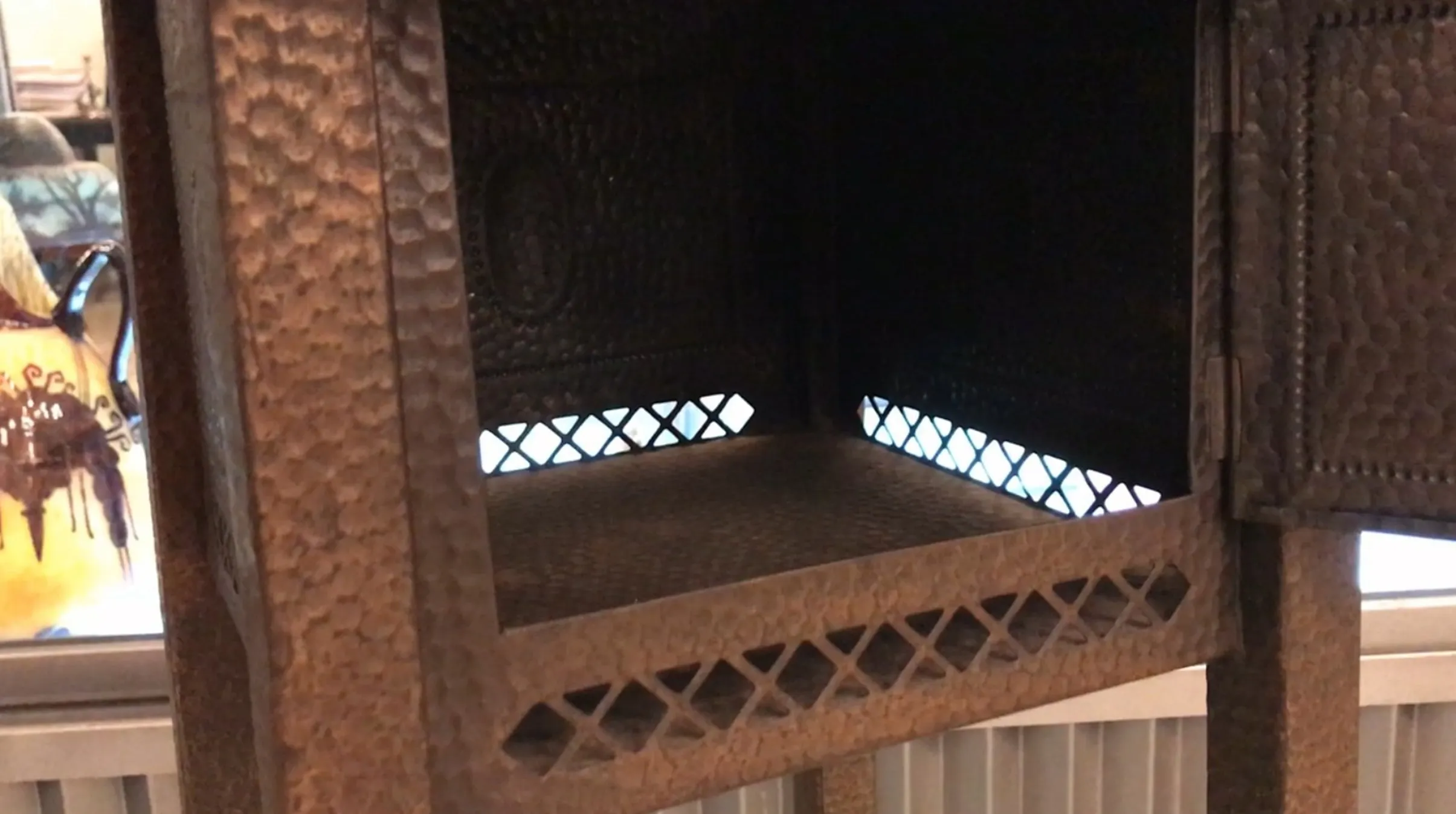 Petite table ancienne avec étagères, fond sombre et texturé