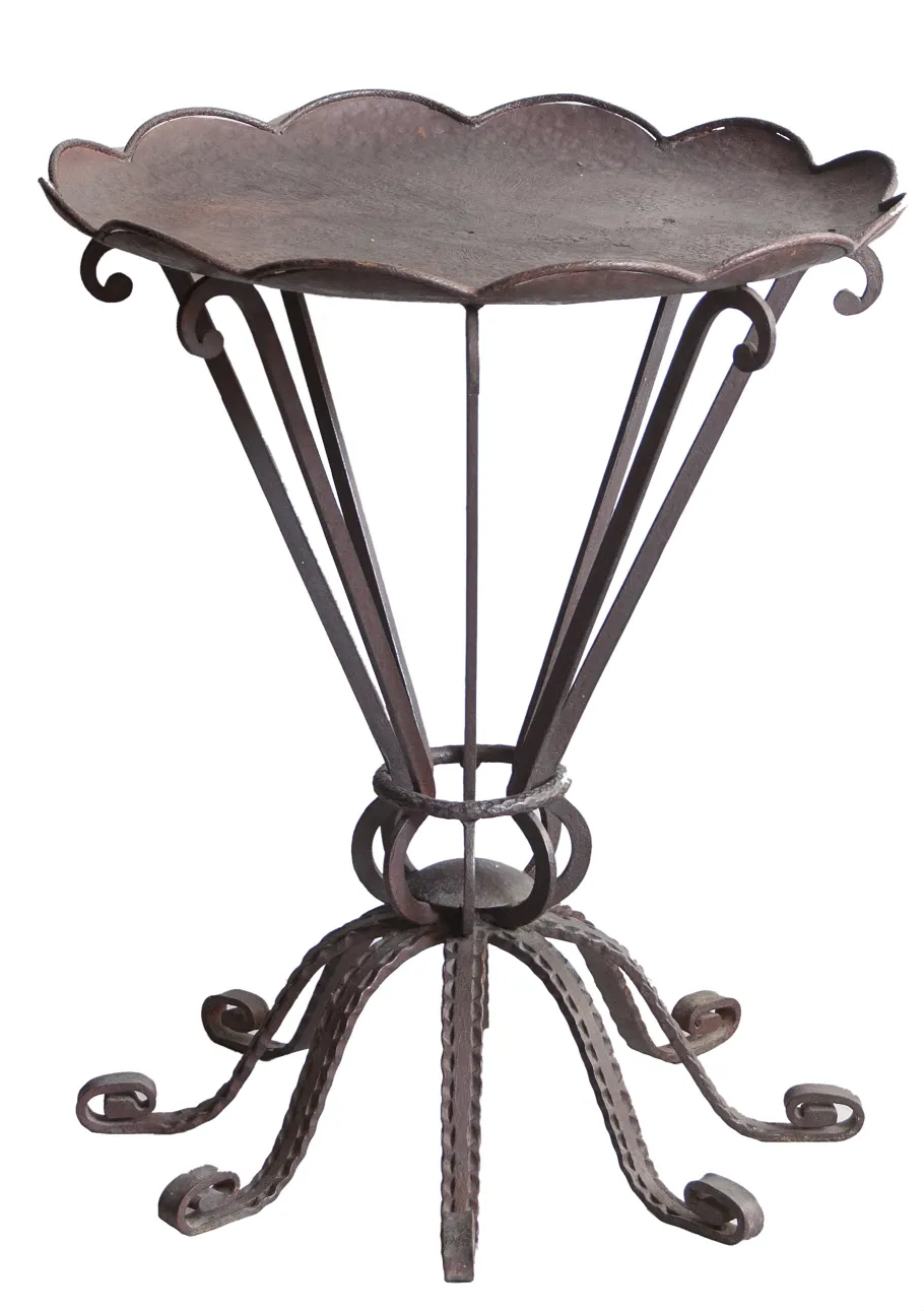 mesa antiga com design artístico e pernas decorativas