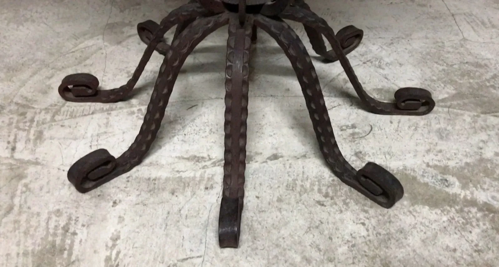 base de tableau ancien avec pattes courbes dans un cadre simple