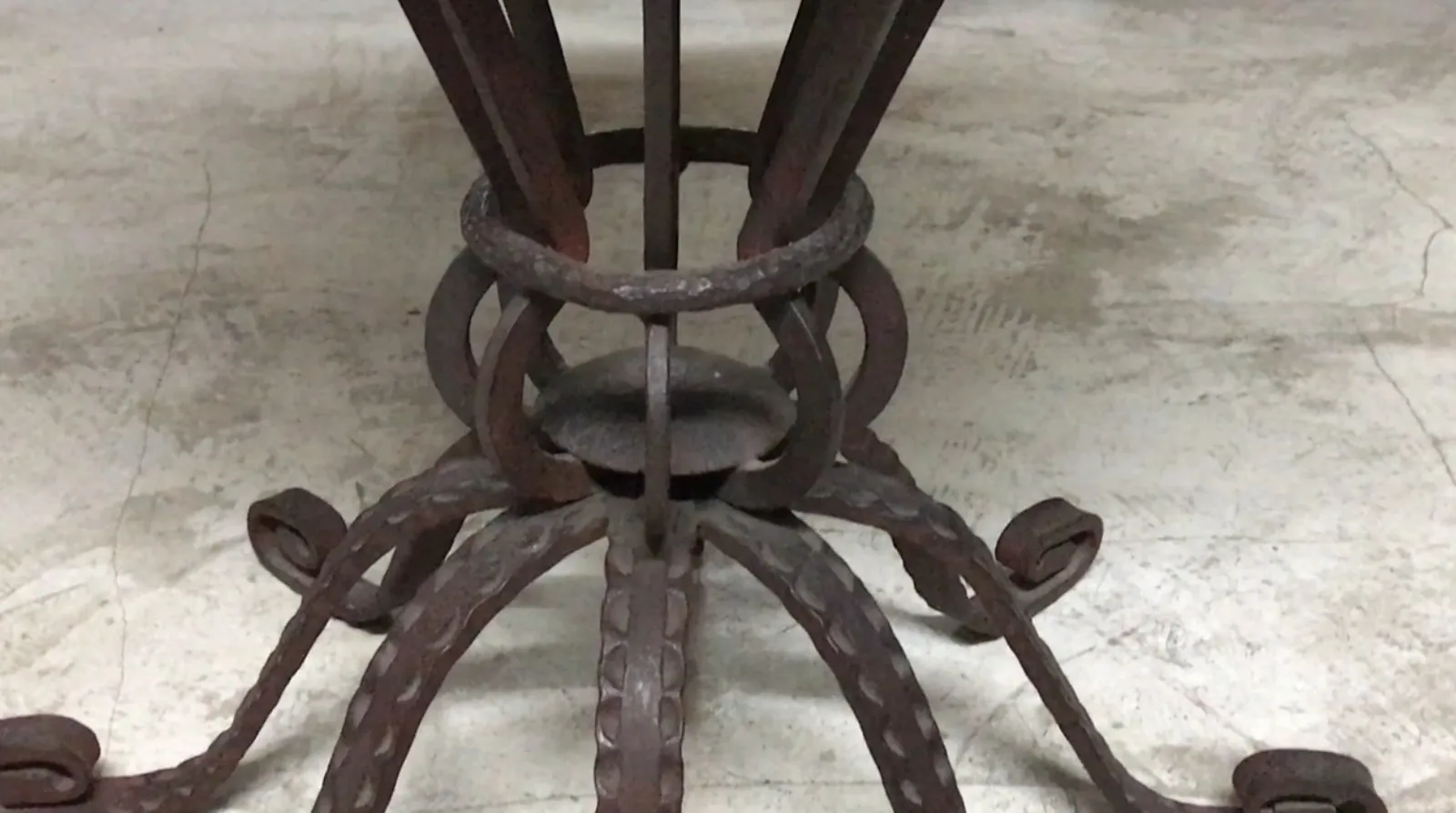 mesa antiga com design detalhado de ferro no estilo Art Deco.