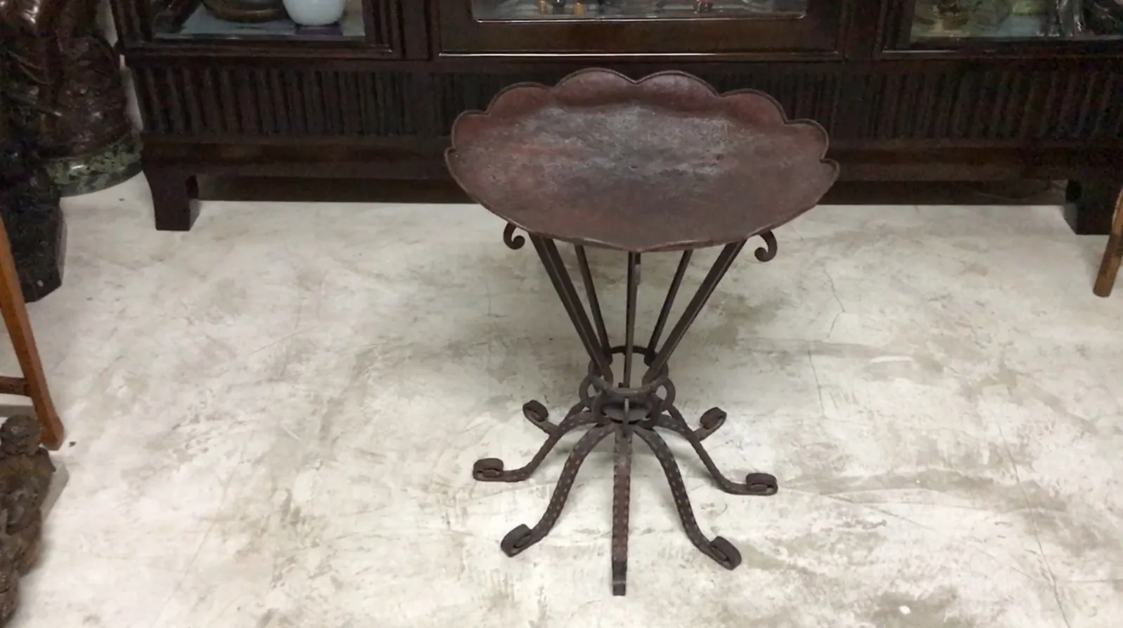 mesa antigua de estilo Art Deco con base curvada.