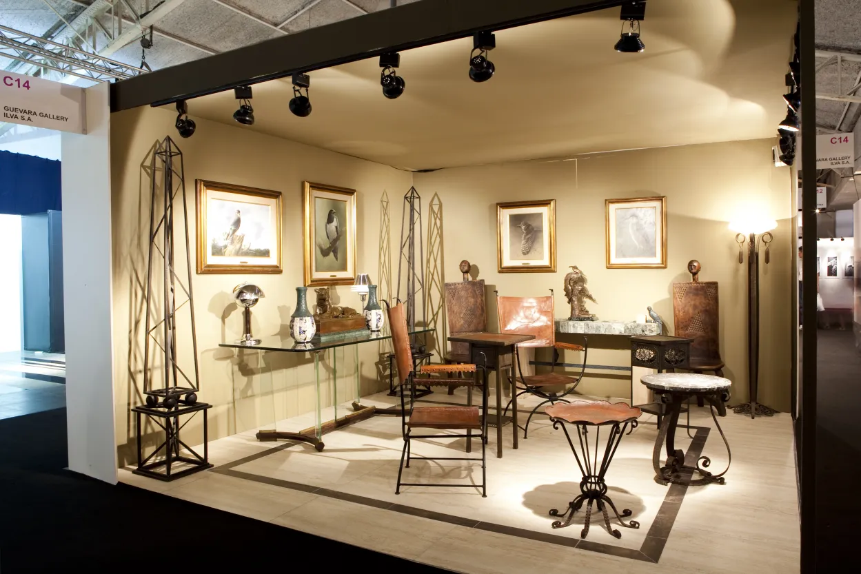 tavolo antico con design art deco, circondato da sedie e arte