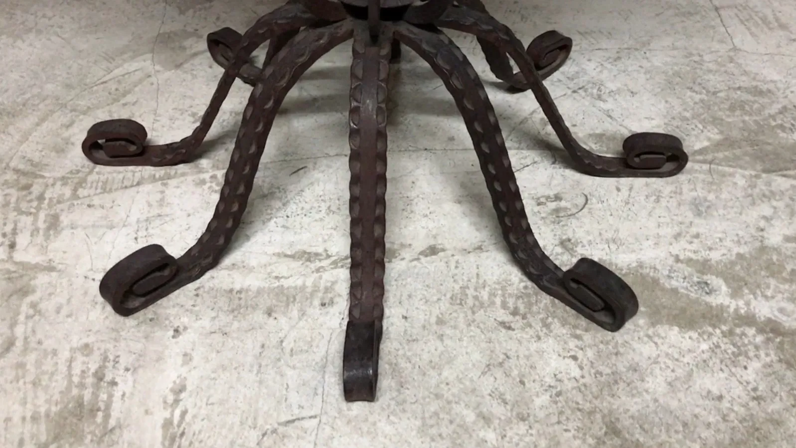 Mesa antigua con base de diseño Art Deco, patas decorativas.