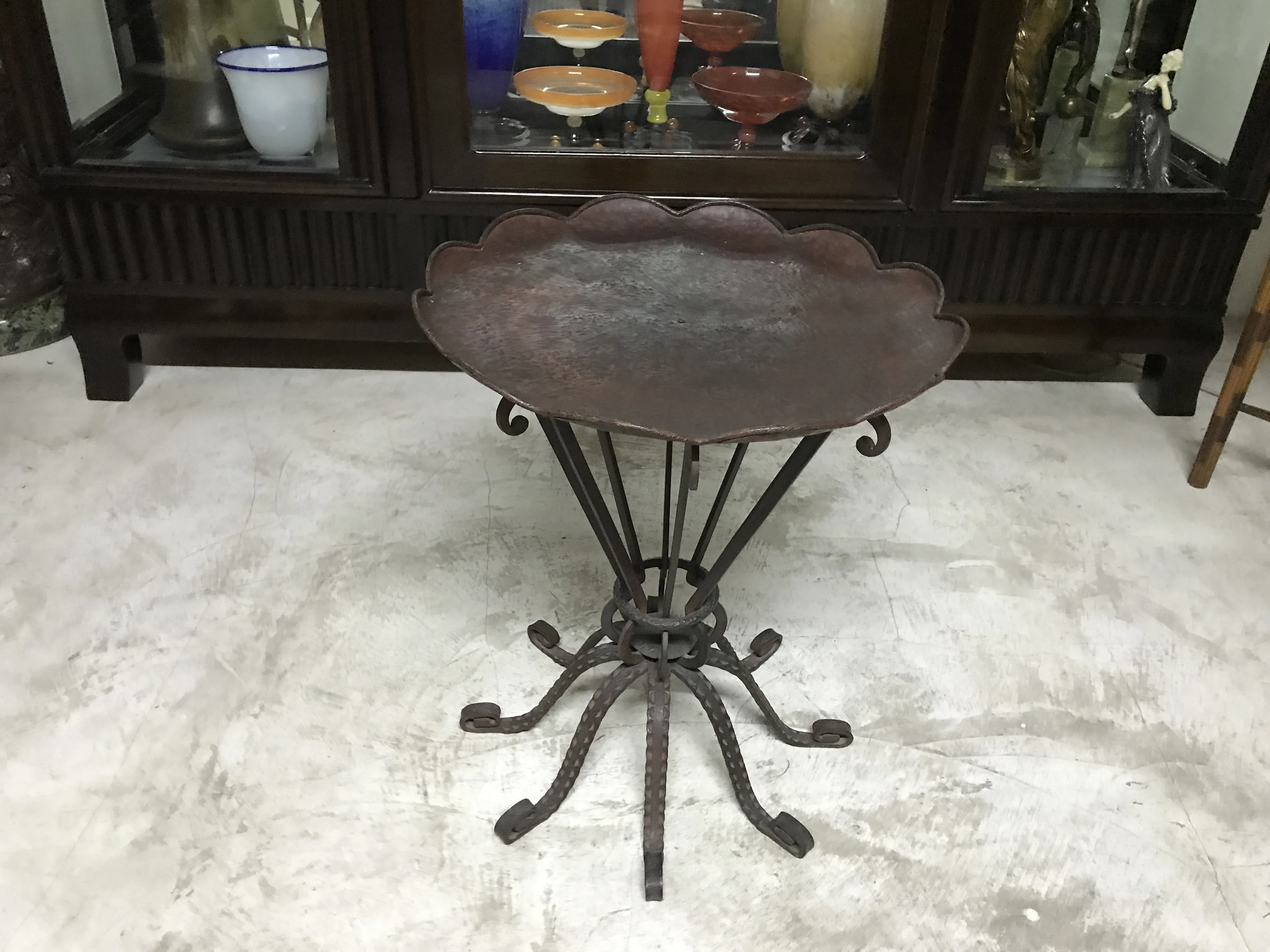 Tavolo antico di stile decorativo con gambe eleganti e forma rotonda.