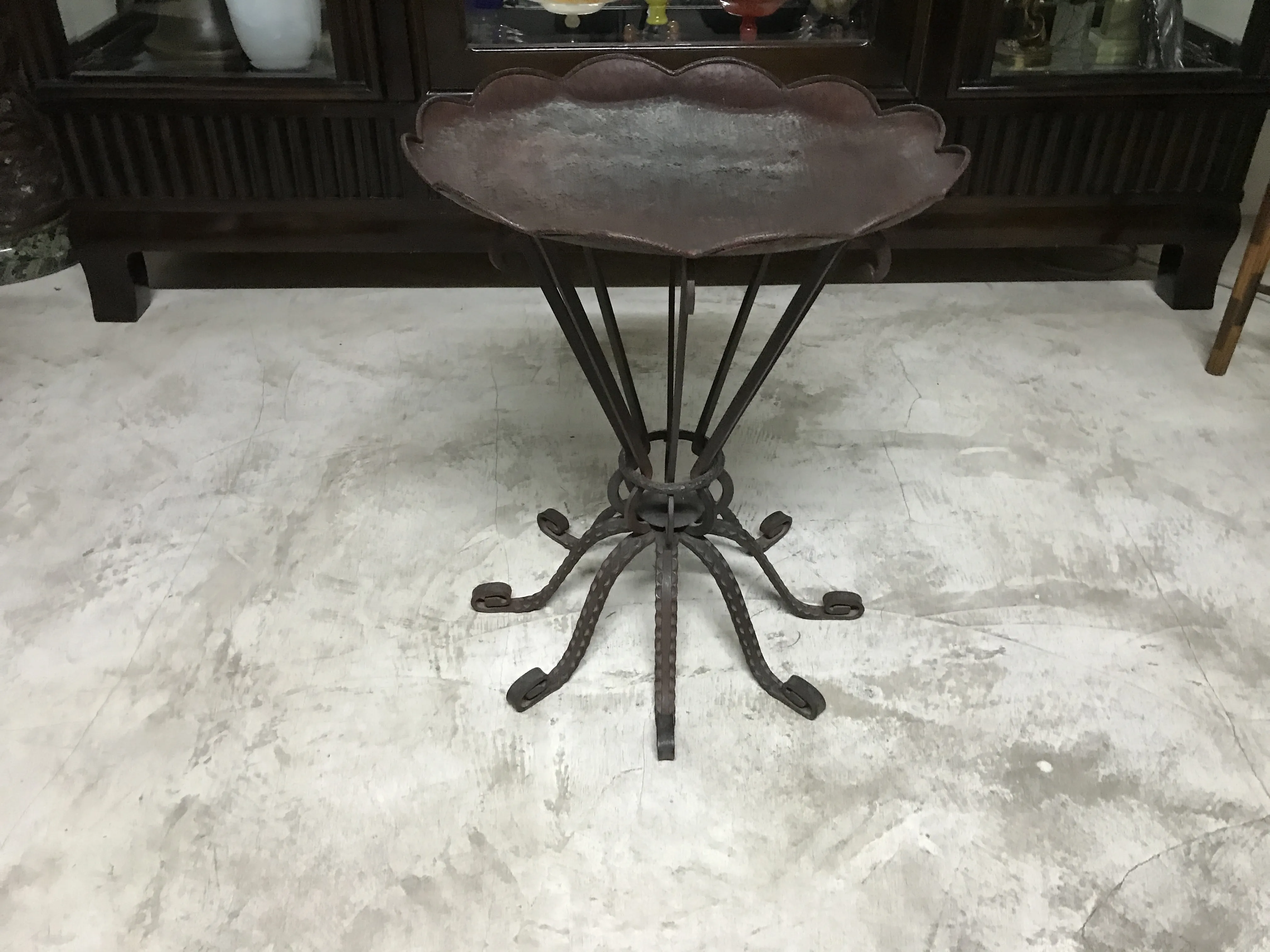 tableau ancien de style élégant avec base décorée et forme unique