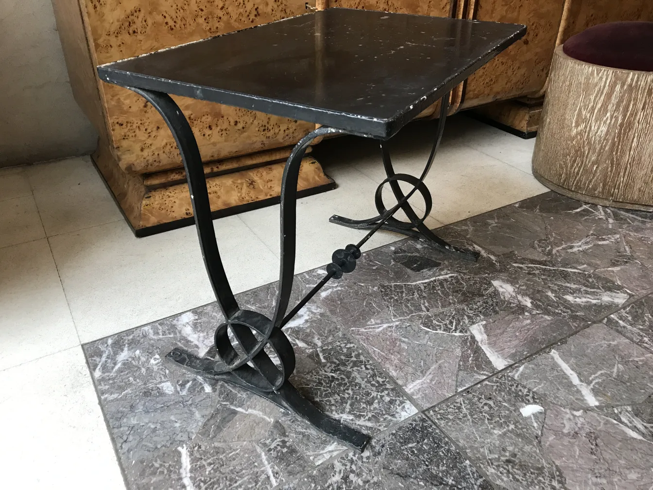 tavolo antico con gambe decorative in un ambiente elegante