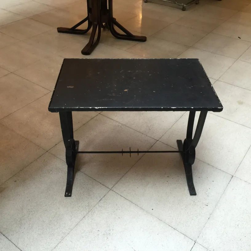 schwarzer antiker art deco tisch mit eleganten beinen