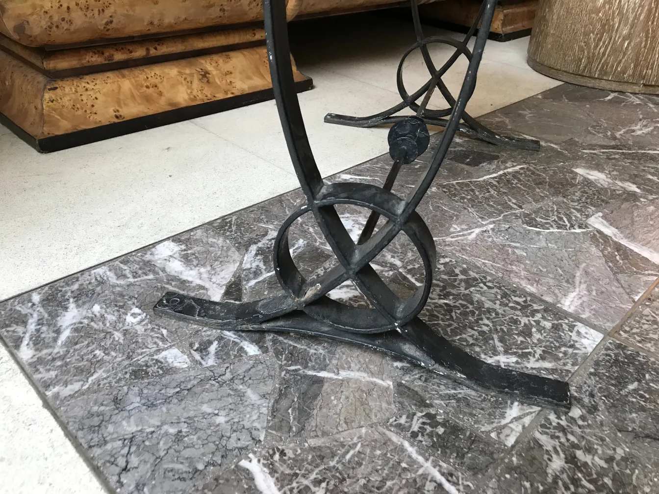 طاولة قديمة بأرجل آرت ديكو في بيئة أنيقة.