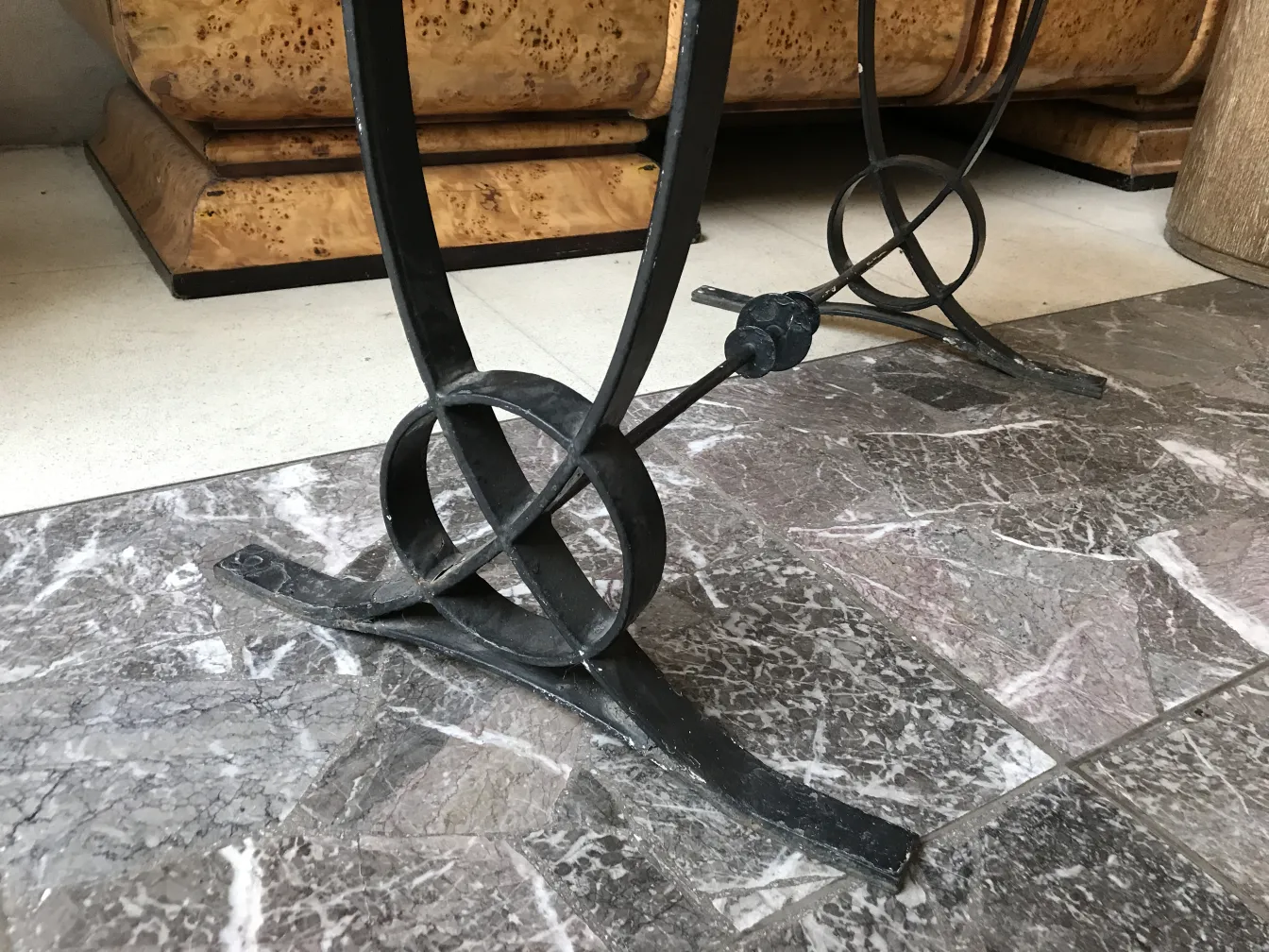 tavolo antico art deco con base decorativa in un ambiente elegante