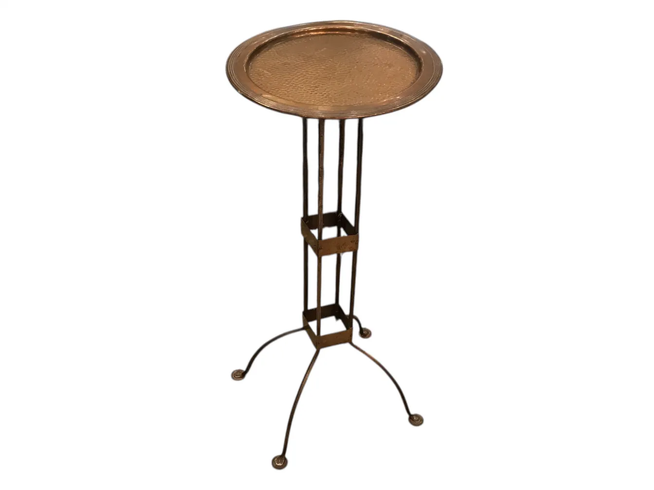 mesa antiga secessão de viena com design elegante e bandeja em cima, situada em um ambiente clássico.