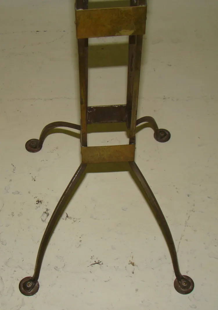 table antique sécessionniste avec base élégante