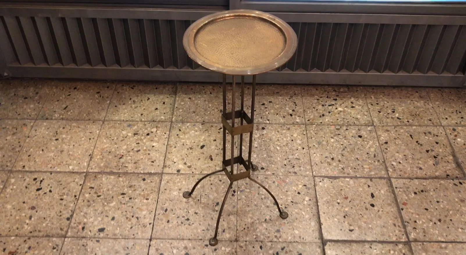 tavolo antico in stile secessione viennese con forma rotonda