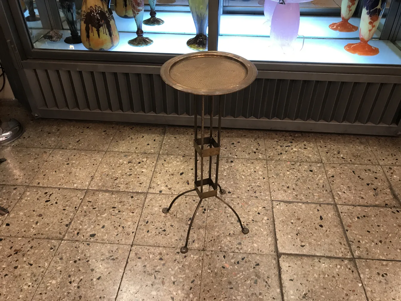 tisch zeigt ein elegantes design, in einer retro umgebung.