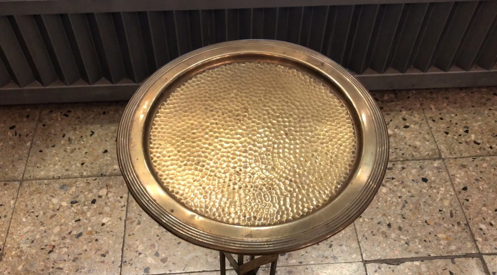 Tavolo antico rotondo con decorazione in stile secessione viennese.