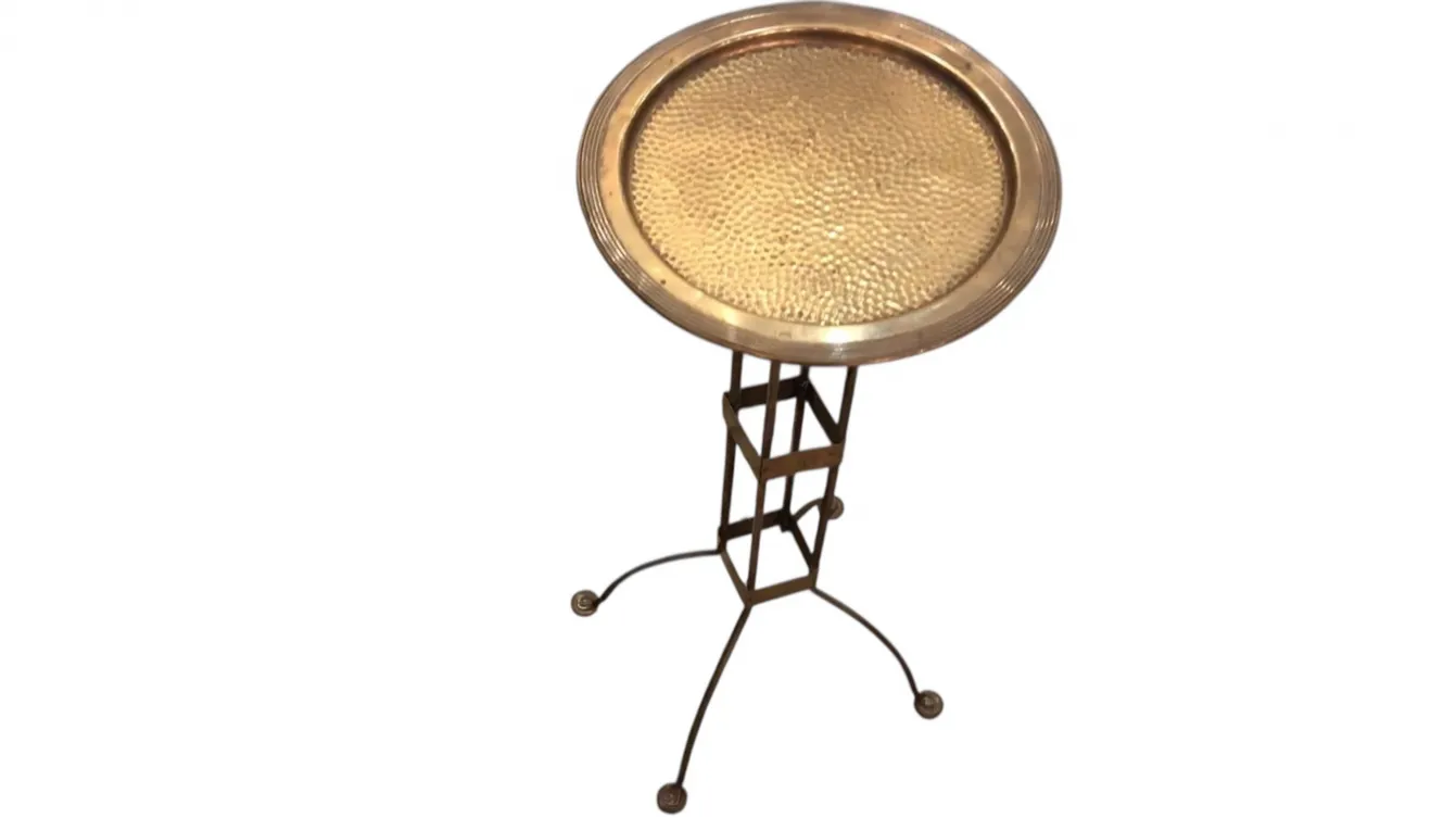 mesa antigua con diseño secesionista, ambiente elegante y decorativo