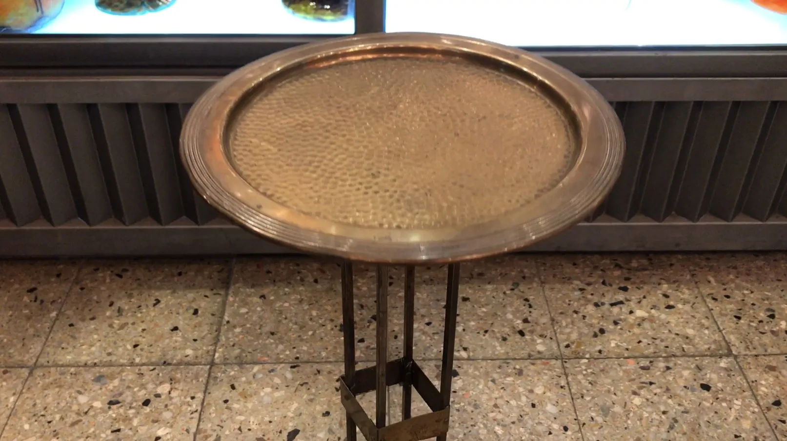 古いテーブルで、装飾的でエレガントなデザイン、ウィーン分離派。