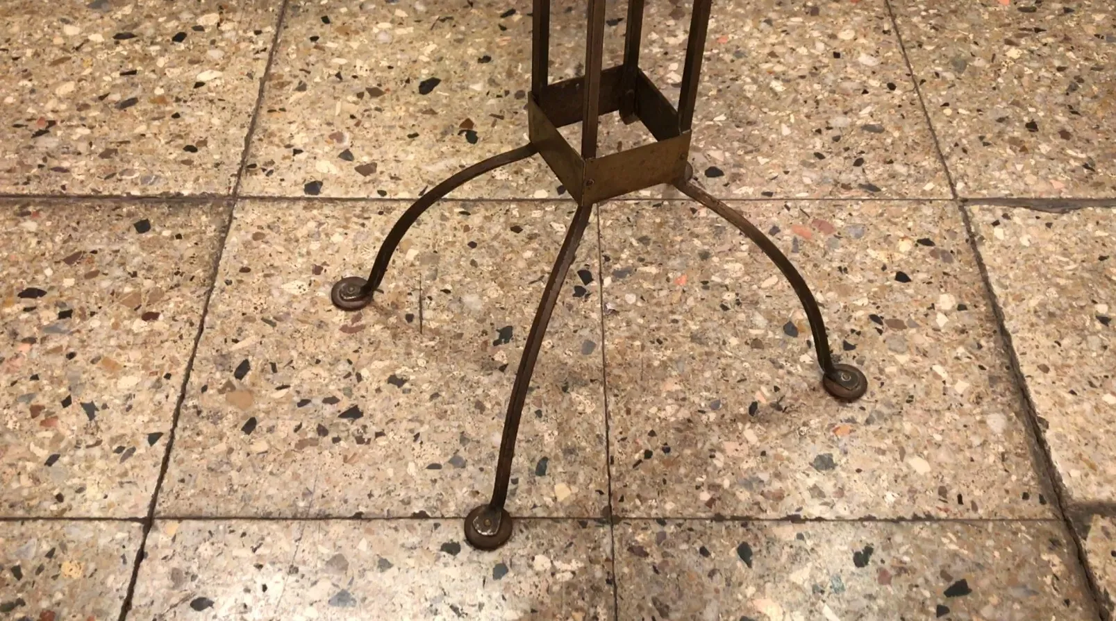 Mesa antigua con patas de diseño elegante en un ambiente clásico