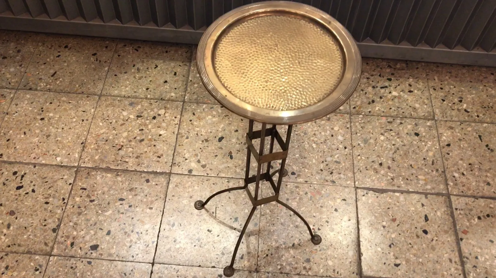 Table ancienne de style Sécession Viennoise avec un design distinct dans un cadre contemporain