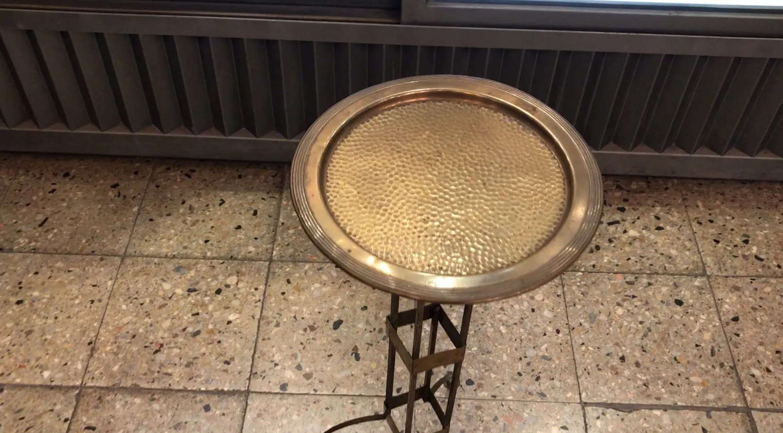 Mesa antiga no estilo da secessão vienense com acabamento detalhado, apresentada em um ambiente moderno.