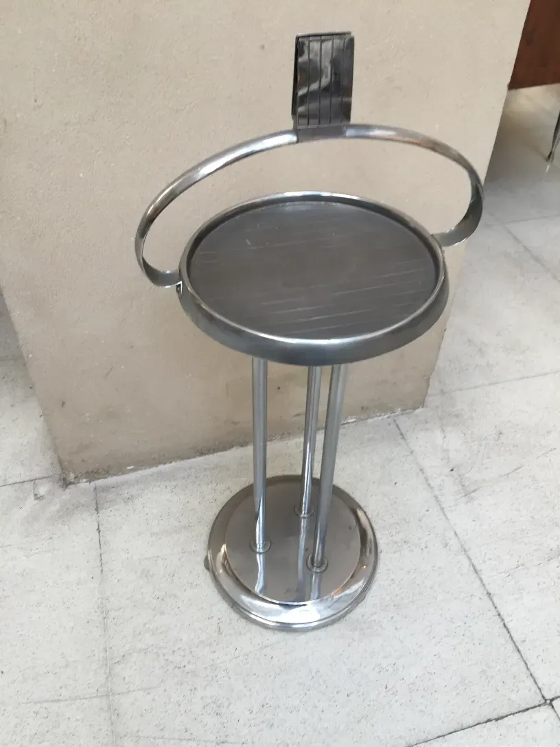 mesinha antiga redonda com base circular e design simples