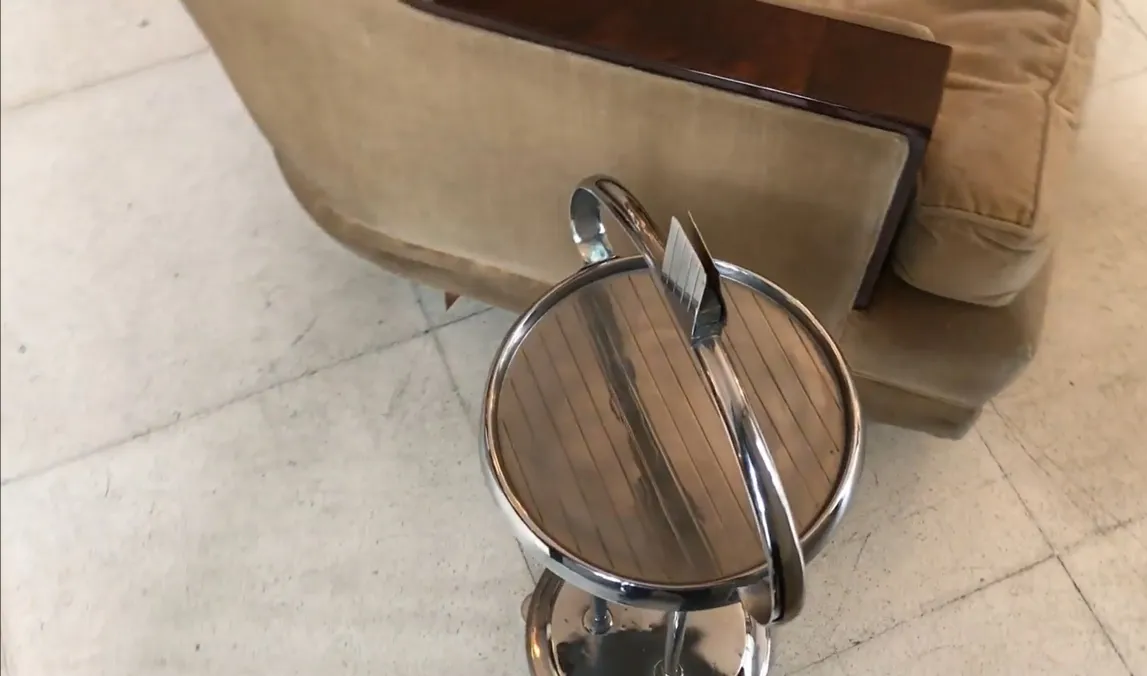 mesinha antiga com design decorativo em um ambiente elegante