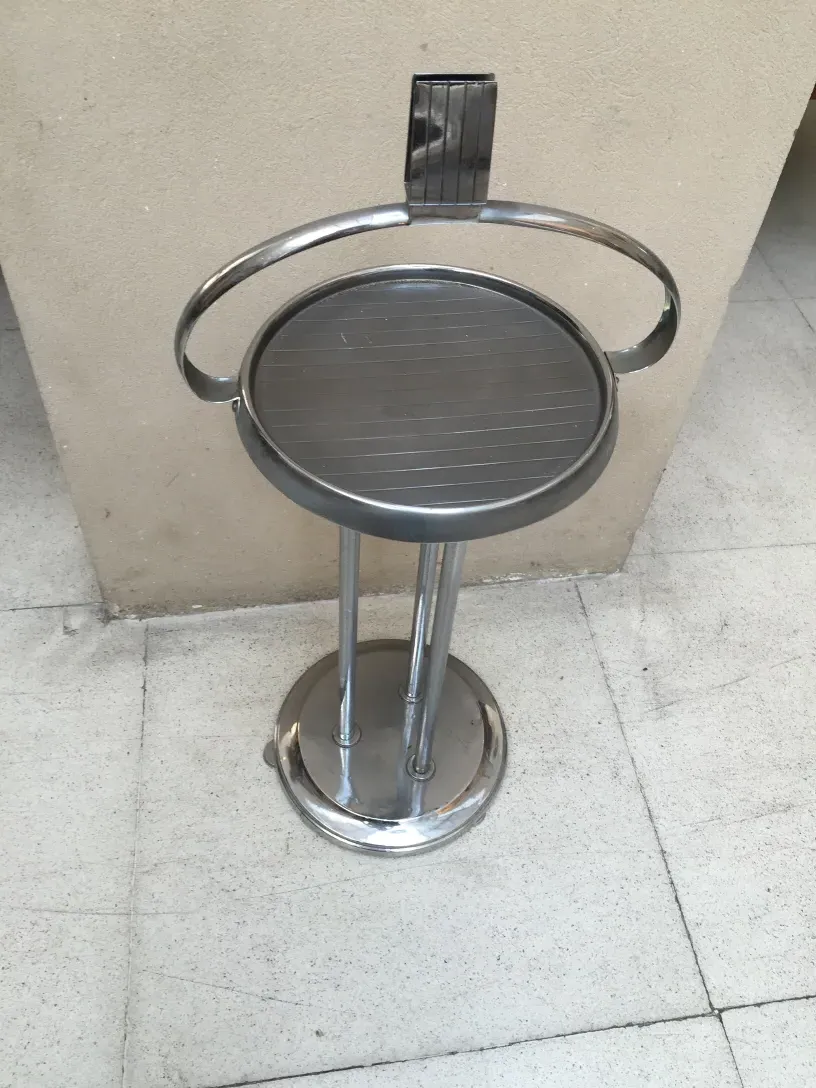 mesita antigua con diseño redondeado y soporte,luz suave