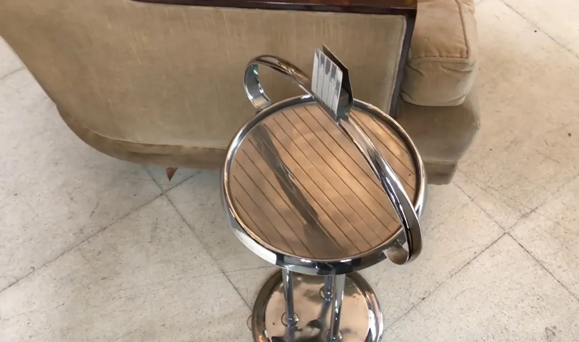 ancienne petite table ronde avec détails brillants dans l'environnement