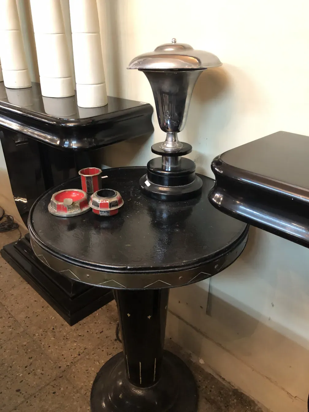 Petite table ancienne avec décoration élégante dans un cadre confortable.