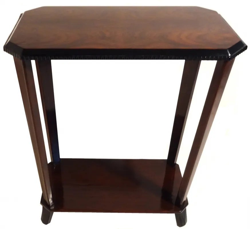 Antiker kleiner Tisch mit elegantem Design und langen Beinen