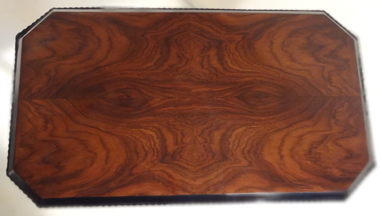 طاولة صغيرة قديمة بتصميم زخرفي وشكل ثماني الأضلاع، بألوان بنية