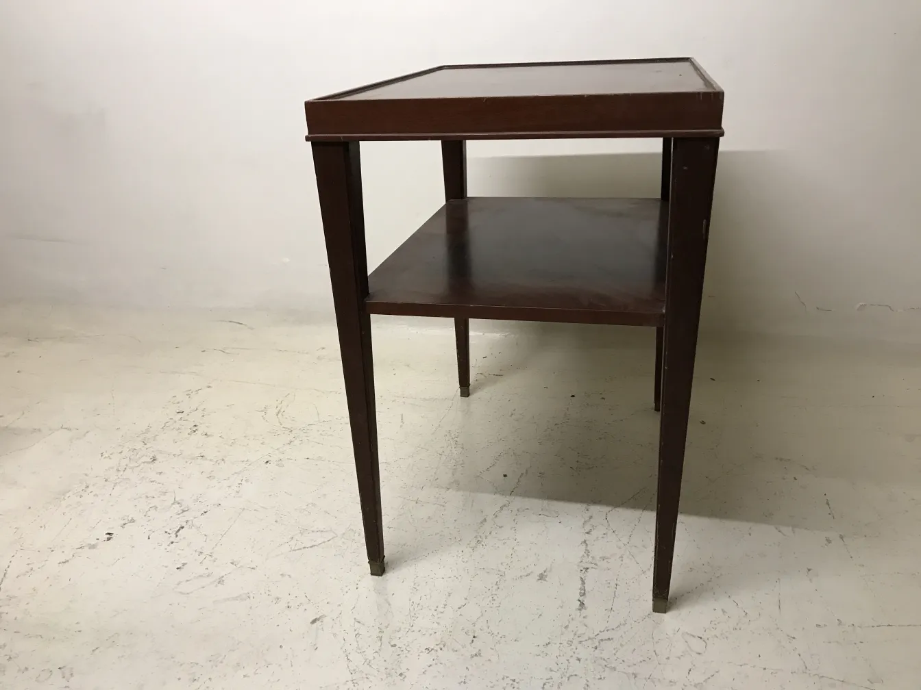 下の棚のあるアンティークアールデコテーブル