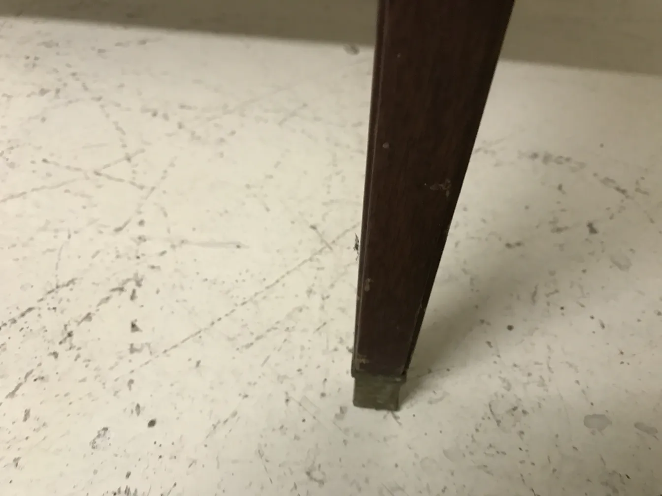 mesa antigua de estilo Art Deco con detalle decorativo