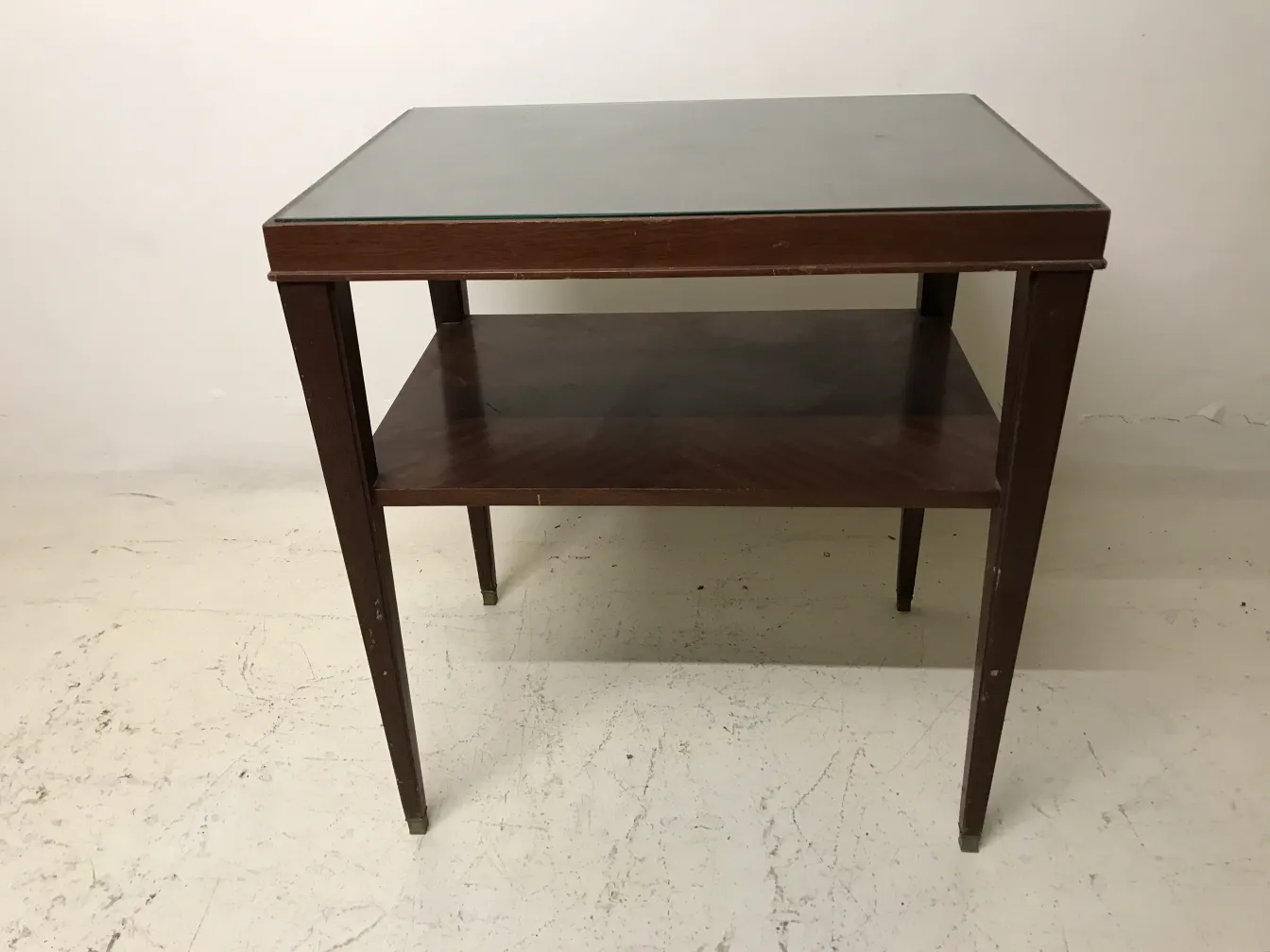 mesa antigua art deco con diseño sencillo y estante