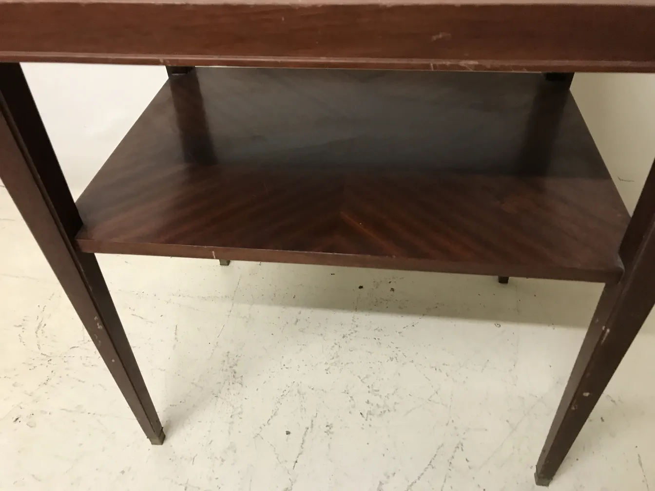 Tableau ancien Art Deco avec une étagère inférieure, pieds droits.