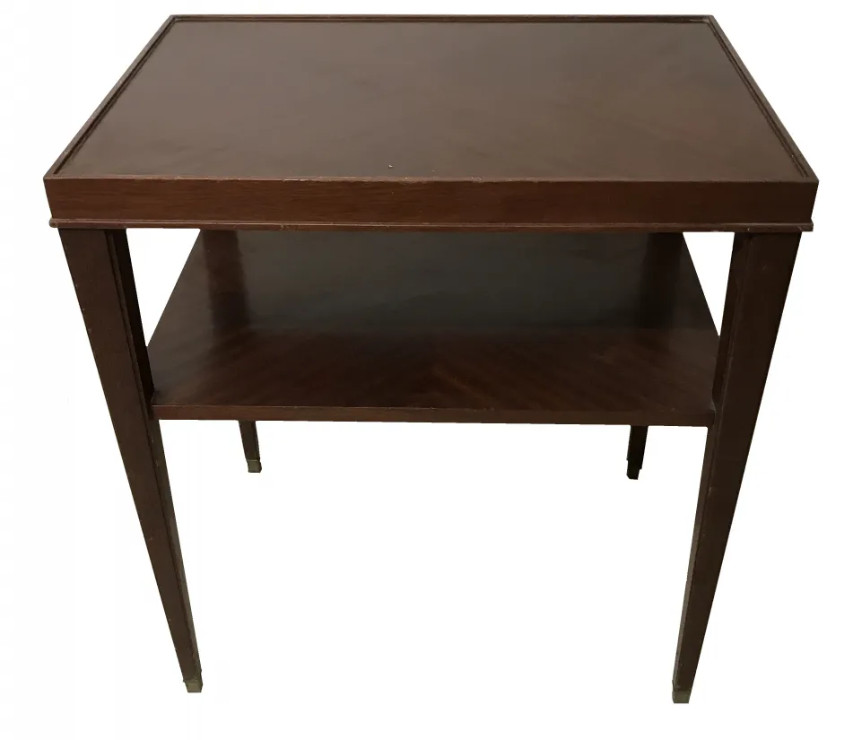 mesa antiga de estilo Art Deco com prateleira inferior em ambiente acolhedor