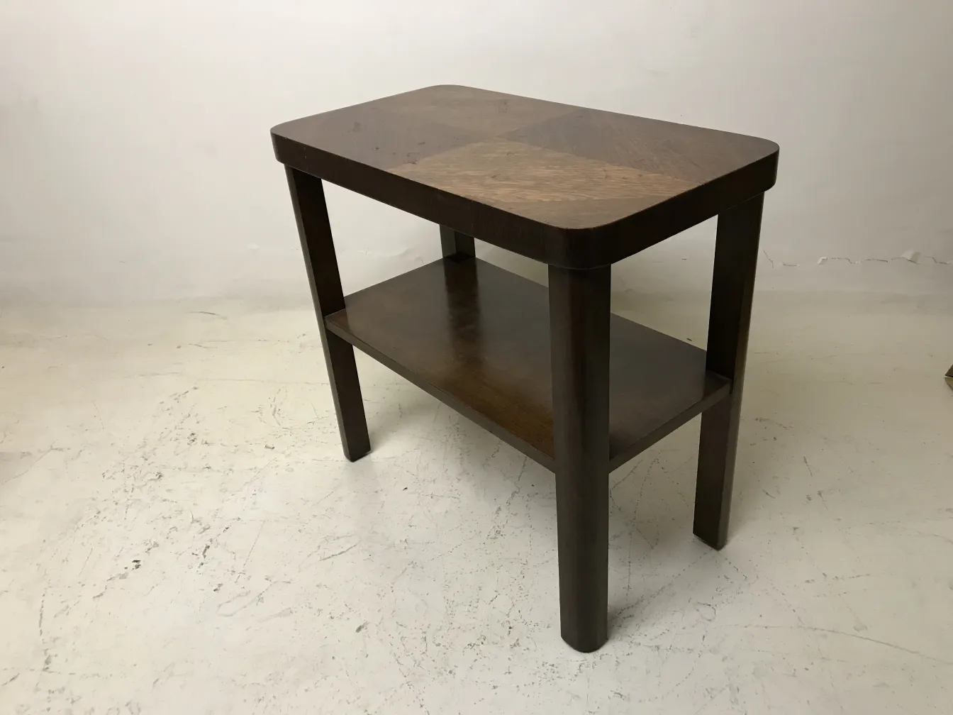 mesa antiga com design simples e linhas elegantes