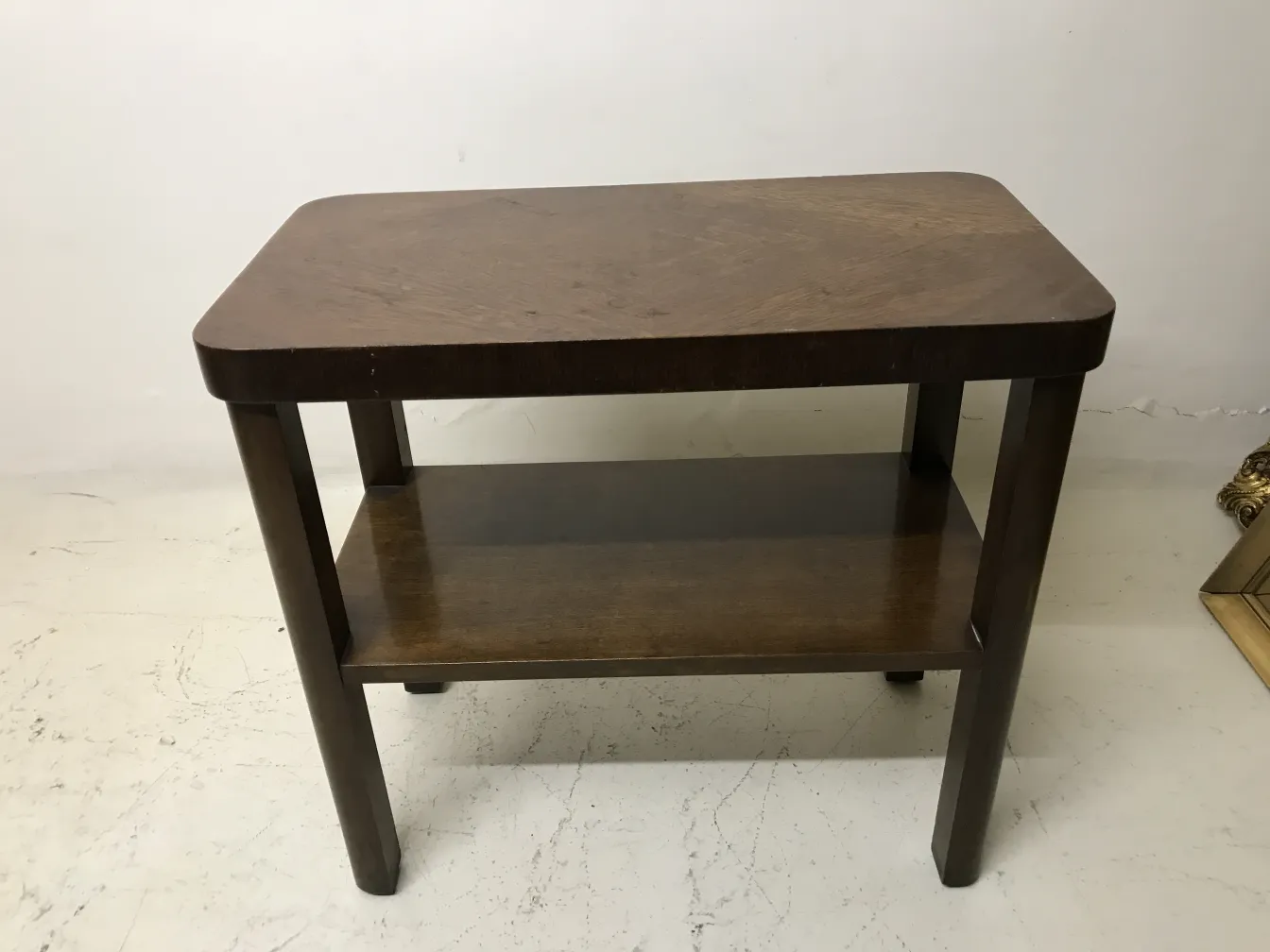 Tableau ancien de style Art Deco avec étagère inférieure, ton brun.