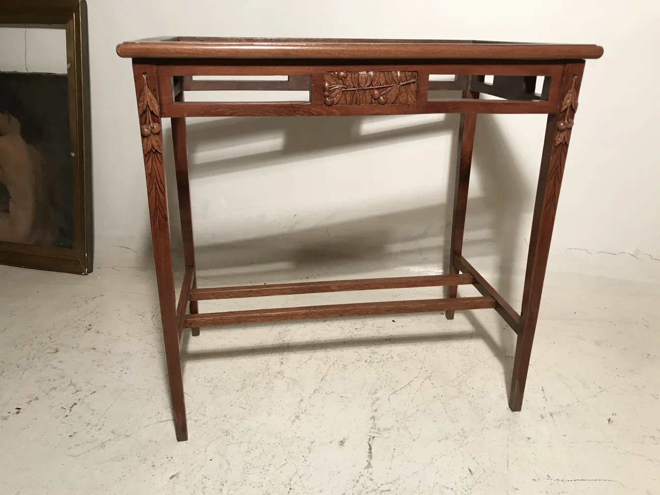 tavolo antico elegante con incisioni decorative