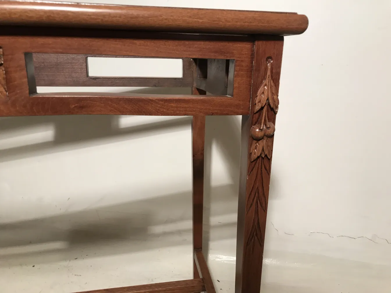 Mesa antigua de arte nouveau con detalles grabados