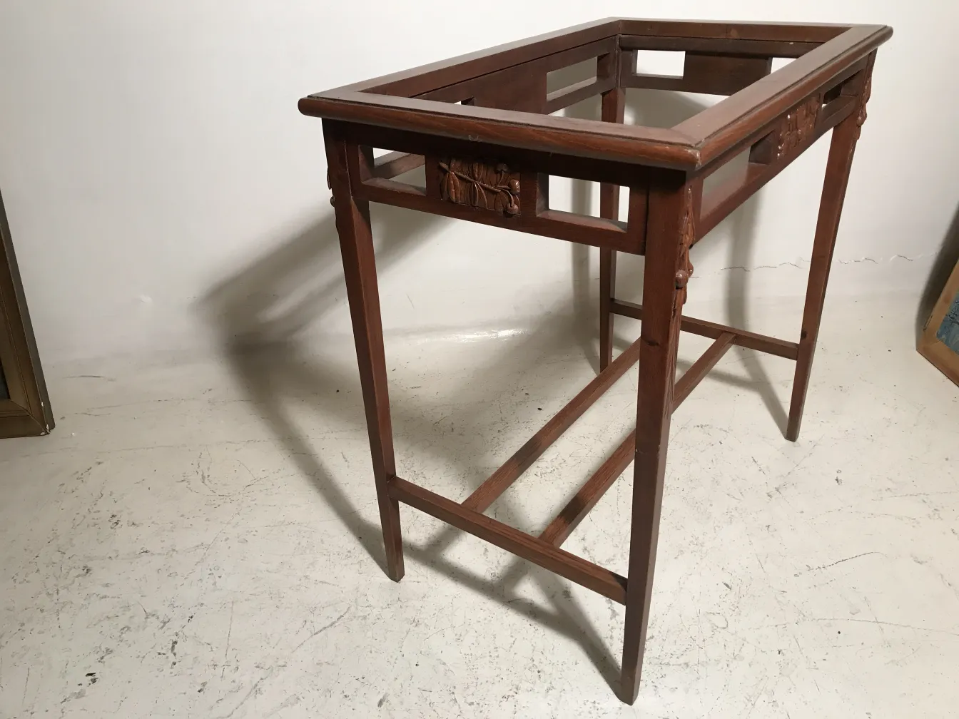 tavolo antico con gambe decorative e design a rilievo