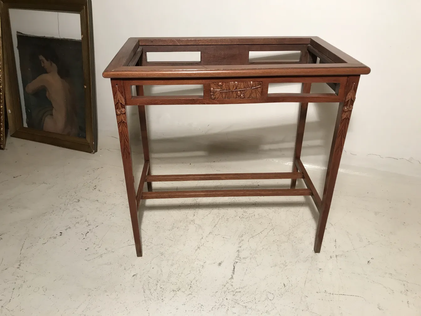 Tavolo antico con design Art Nouveau e dettagli floreali.